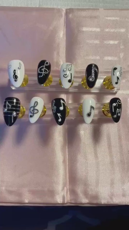 Quelques notes de musique, noir, blanc et argent. Réutilisable, Press-on nails, faux ongles. Finition brillante