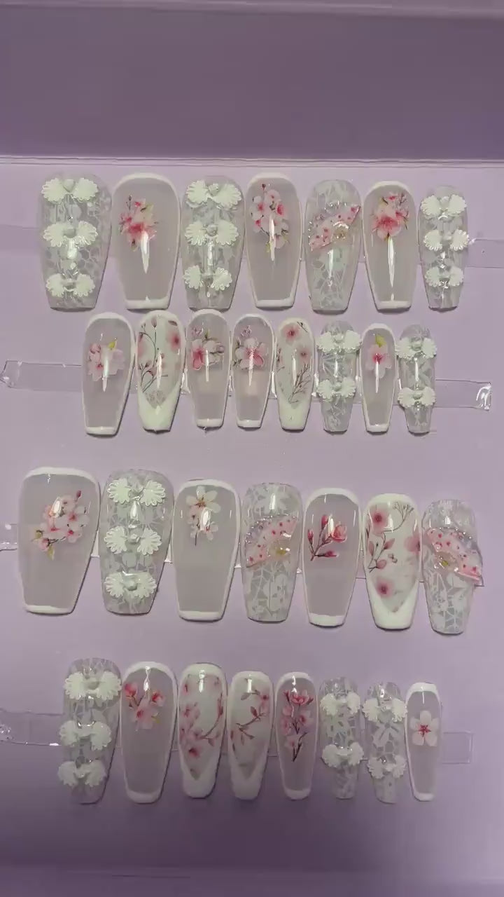 Kit 30 pièces. Blanc, laiteux, avec éventails, fleurs de cerisier. Tailles 0 à 11. Réutilisables, Press-on nails, faux ongles. Fini brillant
