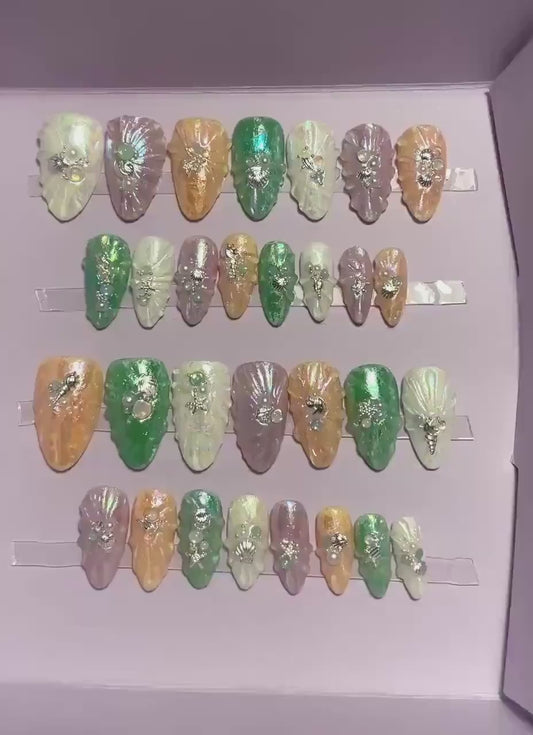 Coquillages nacrés blancs, saumons, roses et verts. Kit toutes tailles incluses. Réutilisables, Press-on nails, faux ongles. Fini brillant