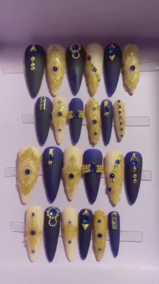 Bleu marine et beige avec dentelle dorée en relief et strass bleus. Kit toutes tailles incluses. Réutilisables, Press-on nails, faux ongles