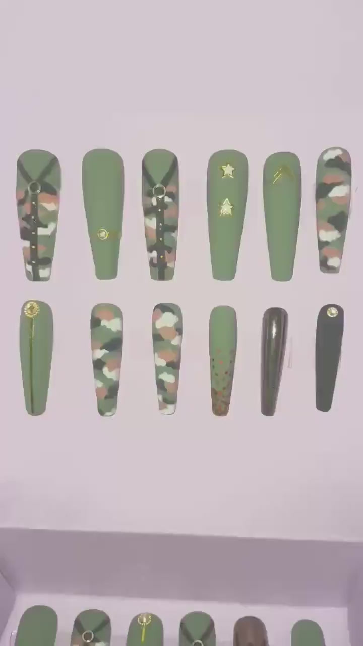 Kit 24 pièces. Camouflage vert militaire avec strass et paillettes. Tailles 0 à 10. Réutilisable, Press-on nails, faux ongles. Finition mate