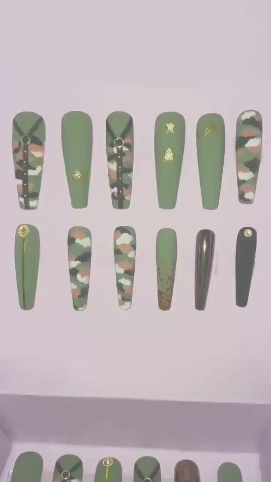 Kit 24 pièces. Camouflage vert militaire avec strass et paillettes. Tailles 0 à 10. Réutilisable, Press-on nails, faux ongles. Finition mate