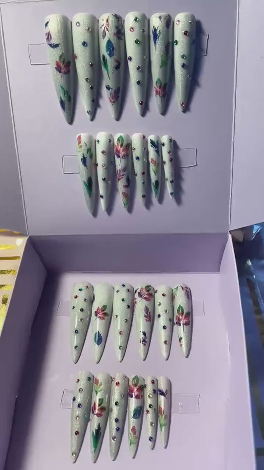 Blanc avec feuilles et strass arc-en-ciel. Kit toutes tailles incluses. Réutilisable, Press-on nails, faux ongles. Finition brillante.