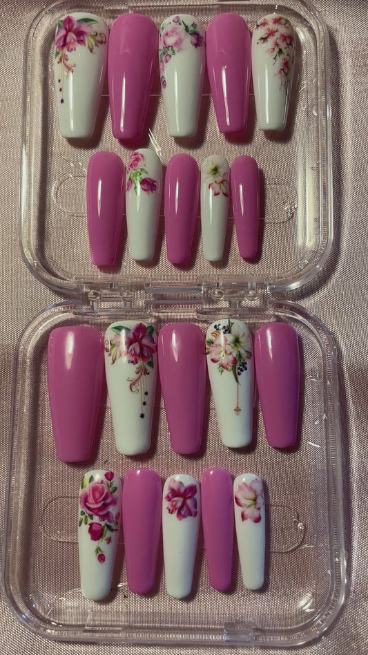 Rose et blanc avec fleurs tombantes. Kit toutes tailles incluses. Réutilisables, Press-on nails, faux ongles. Finition brillante