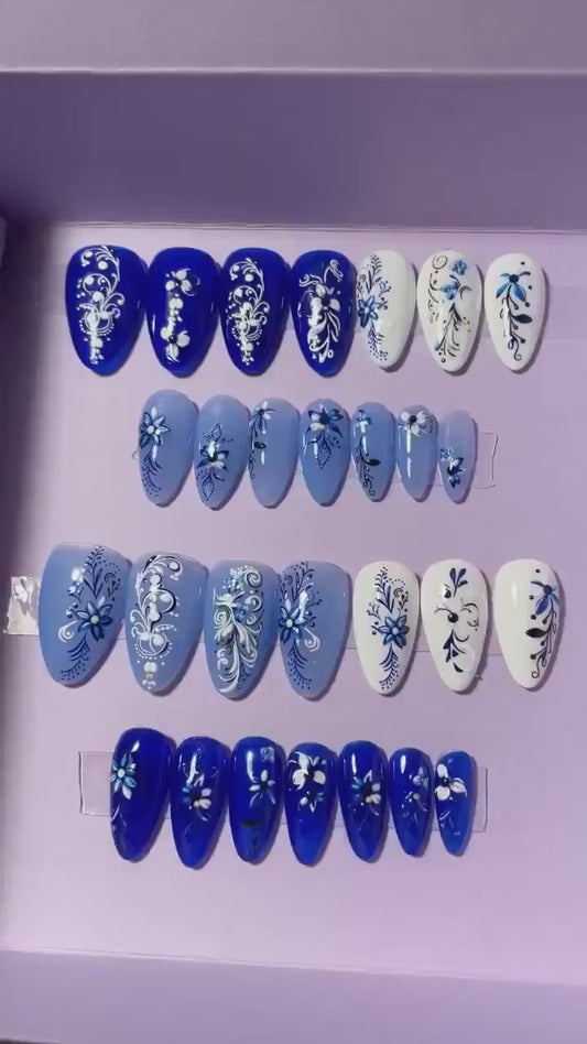 Jelly Bleu foncé, bleu ciel et blanc avec fleurs grimpantes. Kit toutes tailles incluses. Réutilisables, Press-on nails, faux ongles, Fini brillant