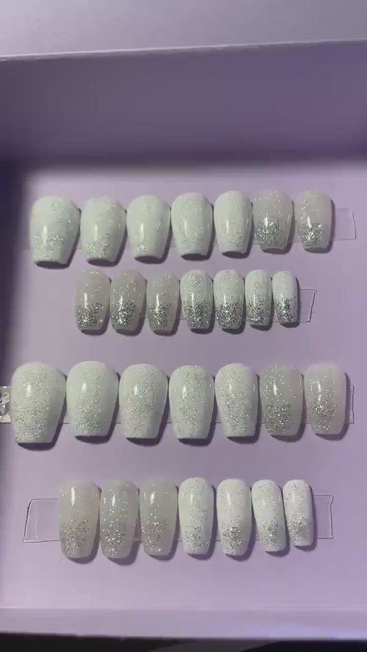 Blanc et laiteux pailleté argent. Kit toutes tailles incluses. Réutilisable, Press-on nails, faux ongles. Finition brillan