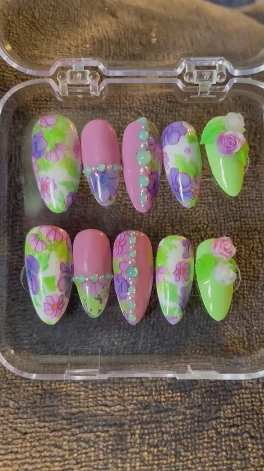 Petites fleurs. Vert, rose, violet, blanc. Strass et perles, fleurs. Réutilisable, Press-on nails, faux ongles. Finition brillante