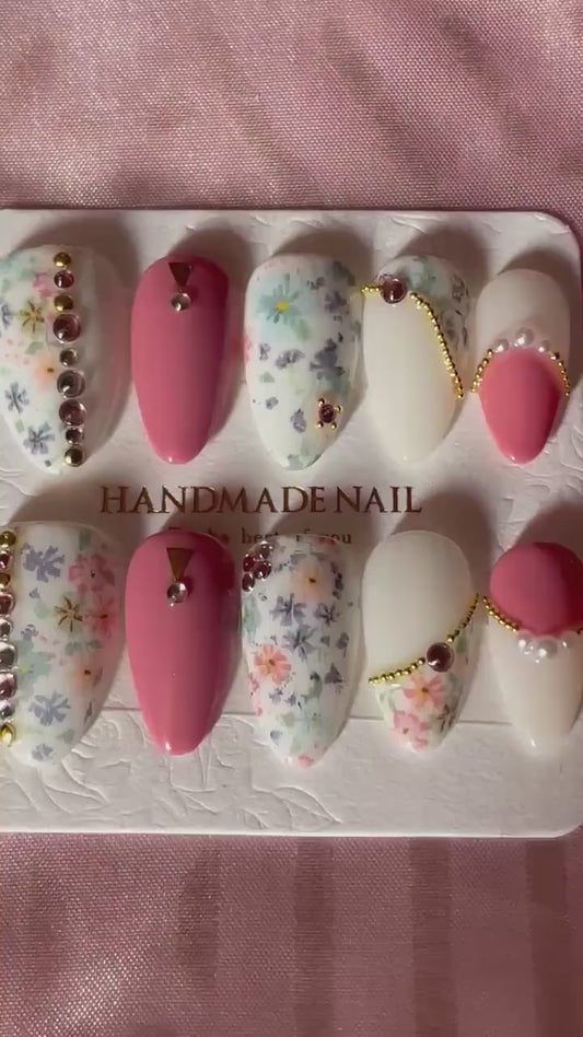 Petites fleurs, blanc laiteux et rose, avec perles et strass. Réutilisable, Press-on nails, faux ongles. Finition brillante et mate
