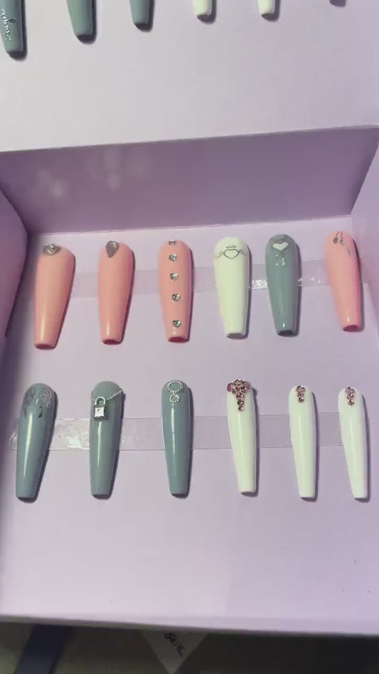 Rose, gris blanc avec petites clés et cadenas. Kit toutes tailles incluses. Réutilisables, Press-on nails, faux ongles. Finition brillante