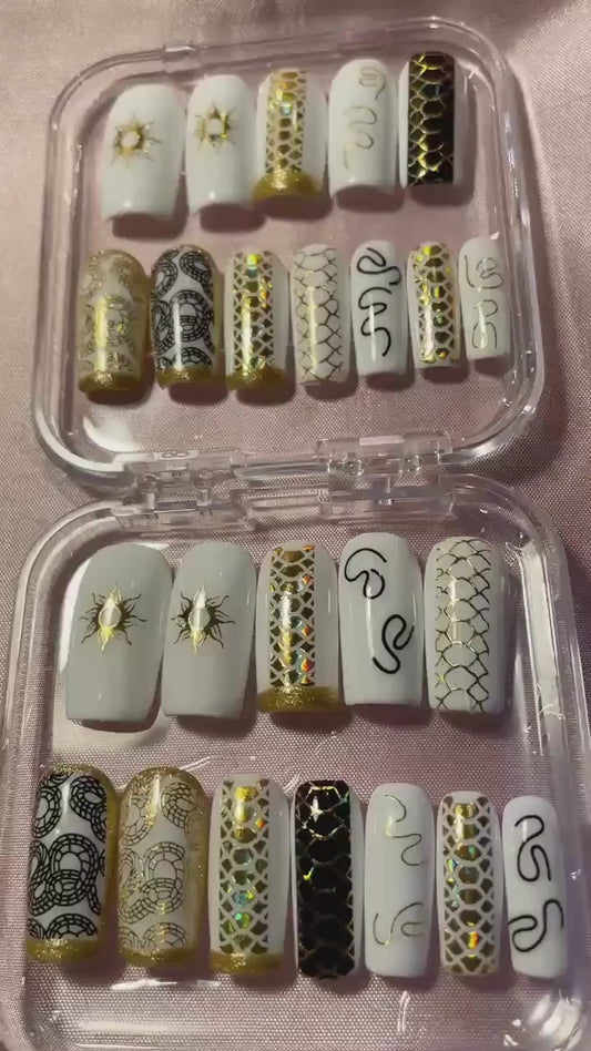 Peaux de serpent noir et doré. Kit toutes tailles incluses. Faux ongles, press on nails. Réutilisables. Finition brillante