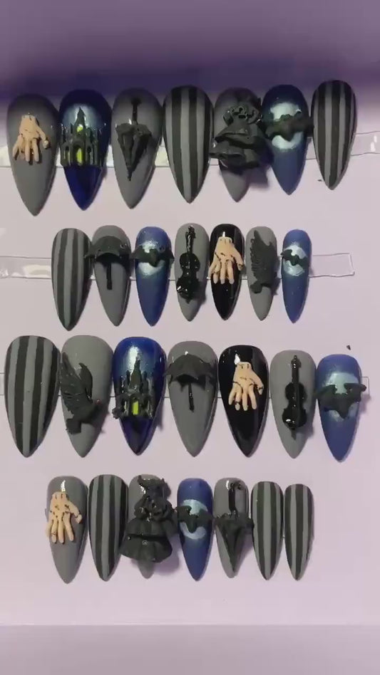 Mercredi Addams. Sa robe, son château, la chose, les corbeaux. Kit toutes tailles incluses. Réutilisables, Press-on nails, faux ongles