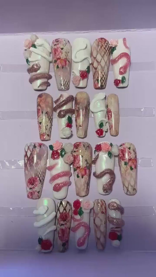 Serpent dans les roses et peau de serpent. Kit toutes tailles incluses. Réutilisables, Press-on nails, faux ongles. Fini brillant