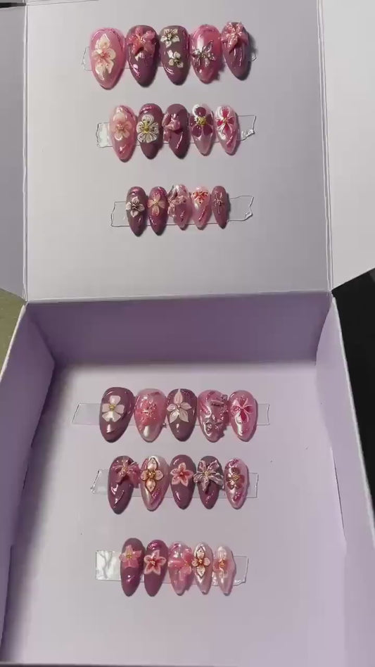 Fleurs, rose et bordeau, en relief, avec perles. Kit toutes tailles incluses. Réutilisables. Press-on nails, faux ongles. Fini brillant