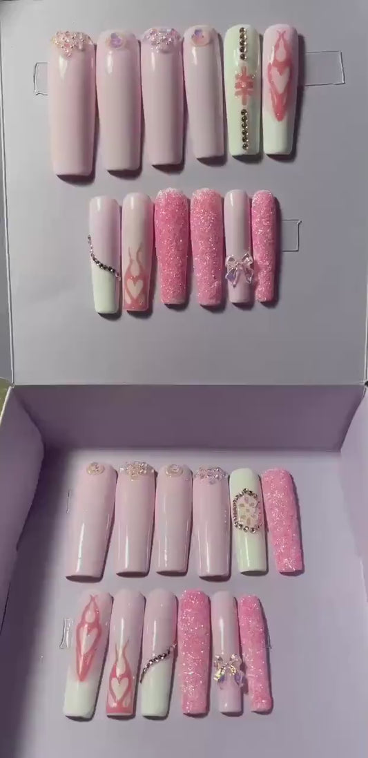 Roses et blancs avec flammes roses, strass, et sucre. Kit toutes tailles incluses. Réutilisables. Press-on nails, faux ongles. Finition brillante.