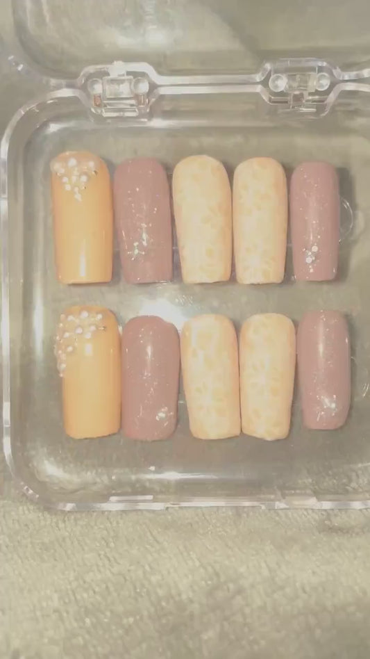 Dentelle nude, marron et blanc avec perles, paillettes. Faux ongles, press on nails. Réutilisables. Finition mate