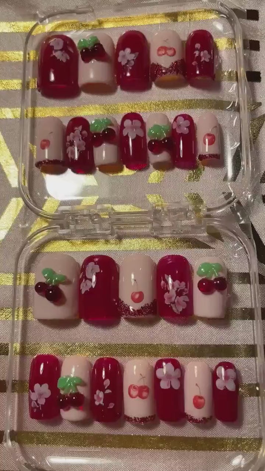 Petites cerises en relief. Kit toutes tailles incluses. Faux ongles, press on nails. Réutilisables. Finition brillante