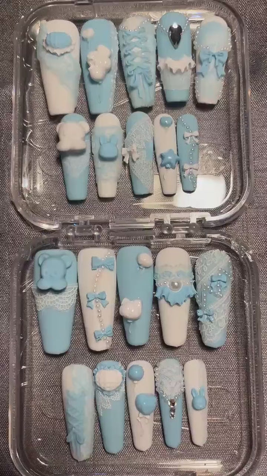 Kit 20 pièces. Bleu layette et blanc, dentelle, ours et ballon 3D. Tailles 0 à 9. Réutilisables, Press-on nails, faux ongles. Fini mat