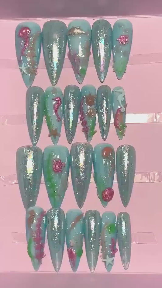 Bleu avec Algues, poissons, hippocampe, et méduses. Bleu et bleu iridescent. Kit complet toutes tailles incluses. Réutilisables, Press-on nails, faux ongles. Fini brillant