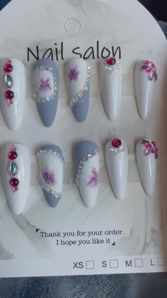 Prêt à expédier. Fleurs violet, gris, et blanc avec strass. Réutilisables, Press-on nails, faux ongles. Finition mate et brillante
