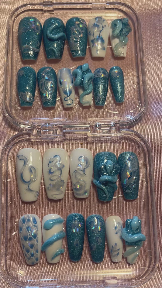 Serpents holographiques et 3D bleus et blancs. Kit toutes tailles incluses. Faux ongles, press on nails. Réutilisables. Fini brillant.