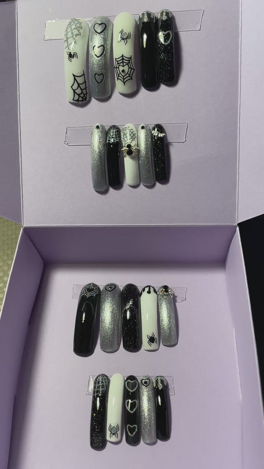 Noir, argent et blanc. Toile, araignées 3D, paillettes. Kit toutes tailles incluses. Réutilisables, Press-on nails, faux ongles. Finition brillante.