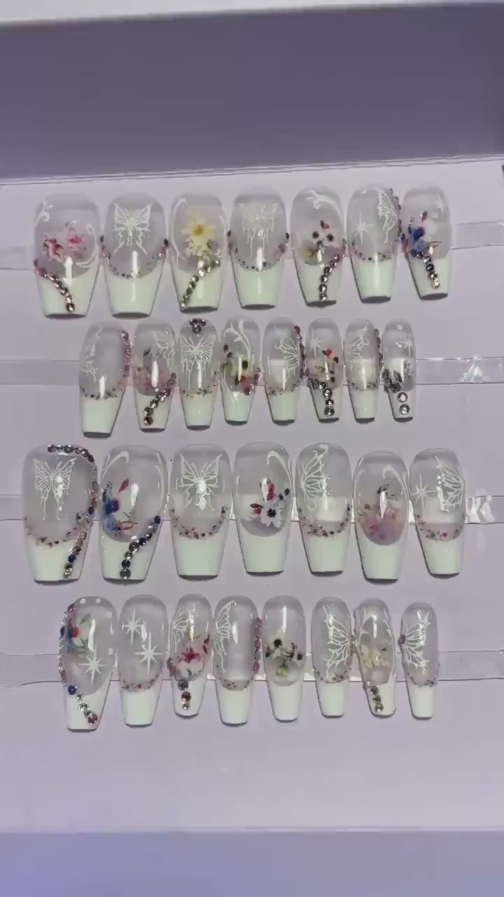 Kit 28 pièces. French blanche avec motifs fleurs et papillons. Tailles 0à 11. Réutilisables, Press-on nails, faux ongles. Fini brillant