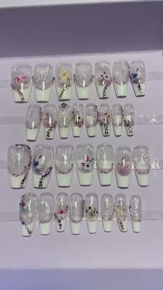 Kit 28 pièces. French blanche avec motifs fleurs et papillons. Tailles 0à 11. Réutilisables, Press-on nails, faux ongles. Fini brillant