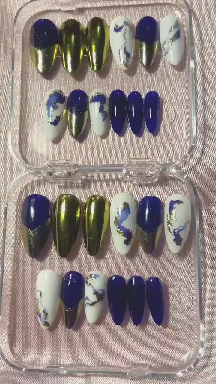 24 pièces. Bleu, blanc marbré bleu et or. Tailles de 0 à 11. Réutilisables. Press-on nails, faux ongles, Finition brillante