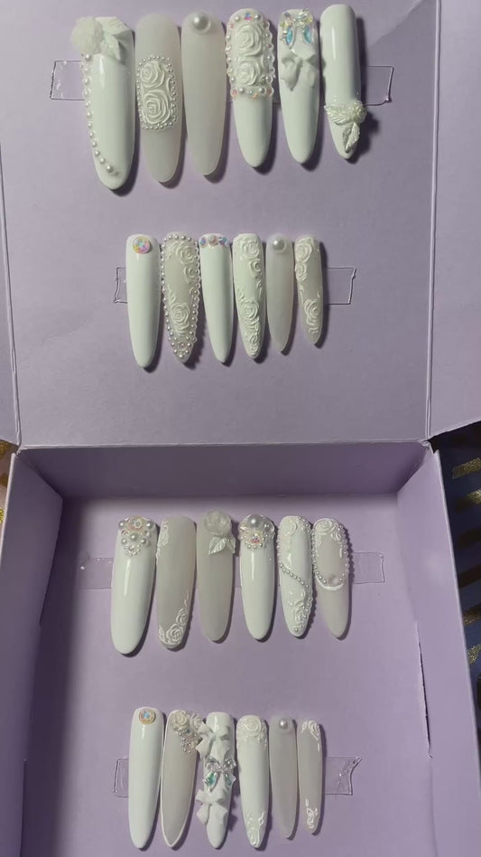 Blanc et laiteux avec strass, fleurs en relief, perles. Kit toutes tailles incluses. Réutilisables, Press-on nails, faux ongles. Fini mat/brillant