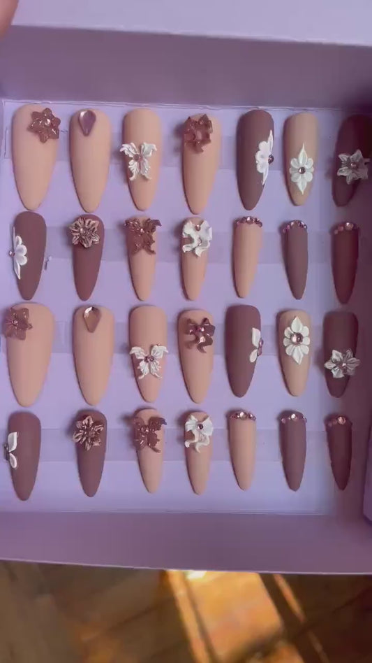 Beige/cacao avec fleurs et noeuds en relief. Kit complet toutes tailles incluses. Réutilisables. Press-on nails, faux ongles. Finition mate