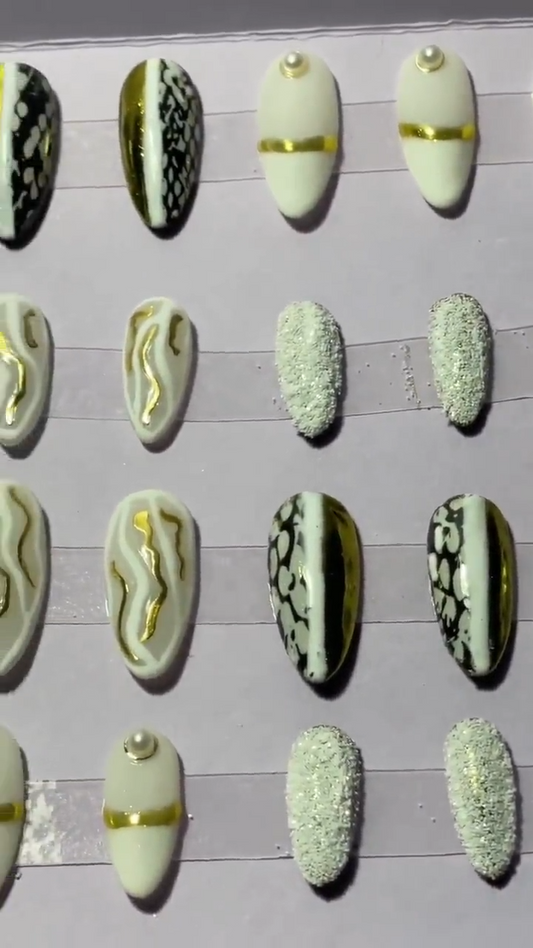 Peau de serpent. Noir, blanc et doré avec perles et sucre. Kit toutes tailles incluses. Press-on nails, faux ongles, ongles à coller.