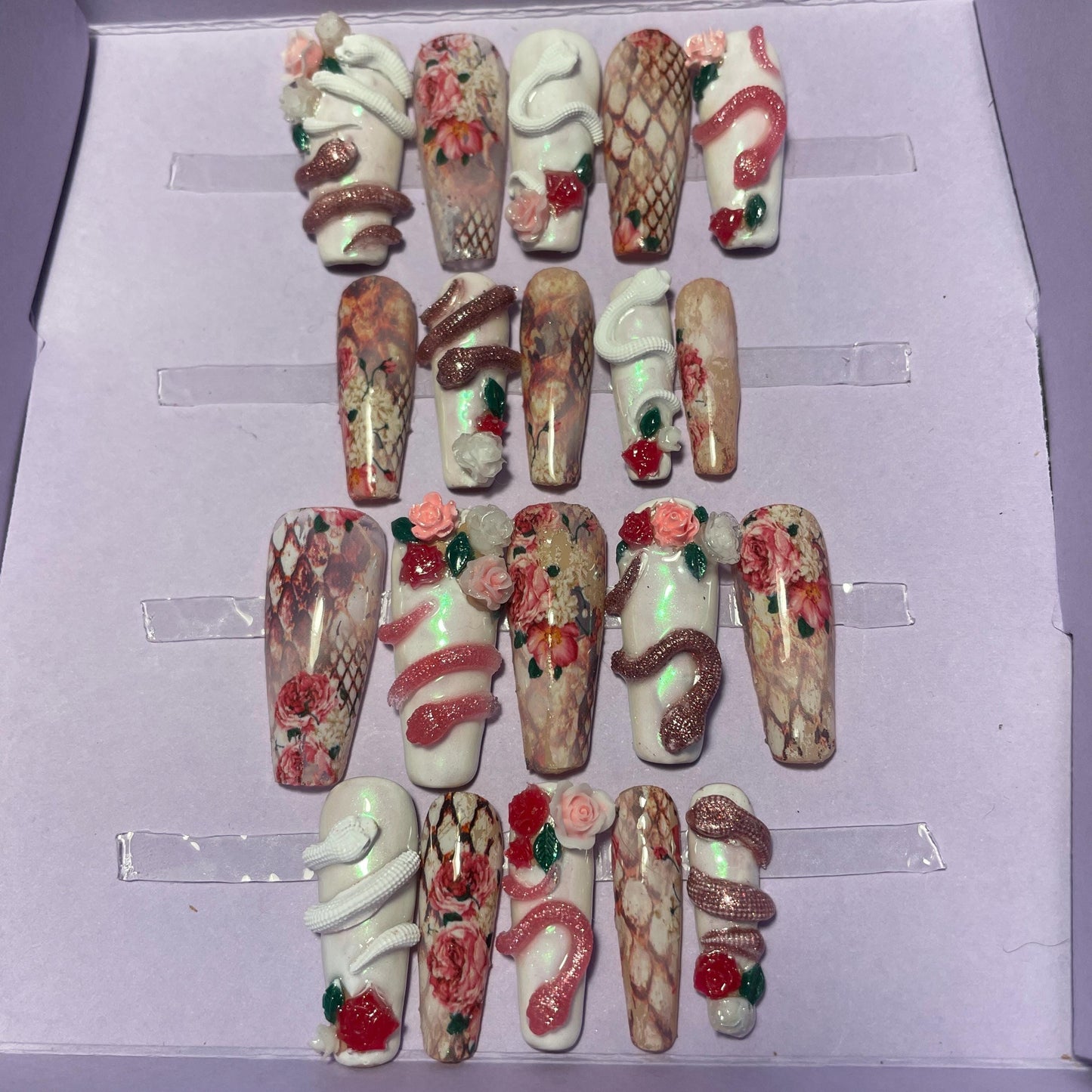 Serpent dans les roses et peau de serpent. Kit toutes tailles incluses. Réutilisables, Press-on nails, faux ongles. Fini brillant