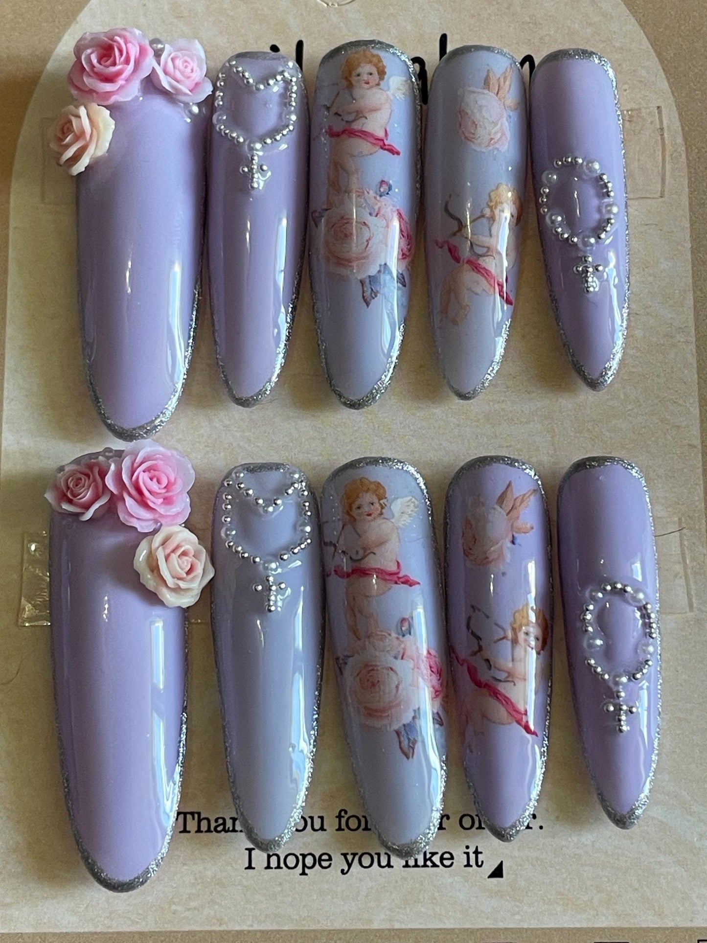 Petits chérubins violet et argent avec chapelets et fleurs. Réutilisable, Press-on nails, faux ongles. Finition brillante