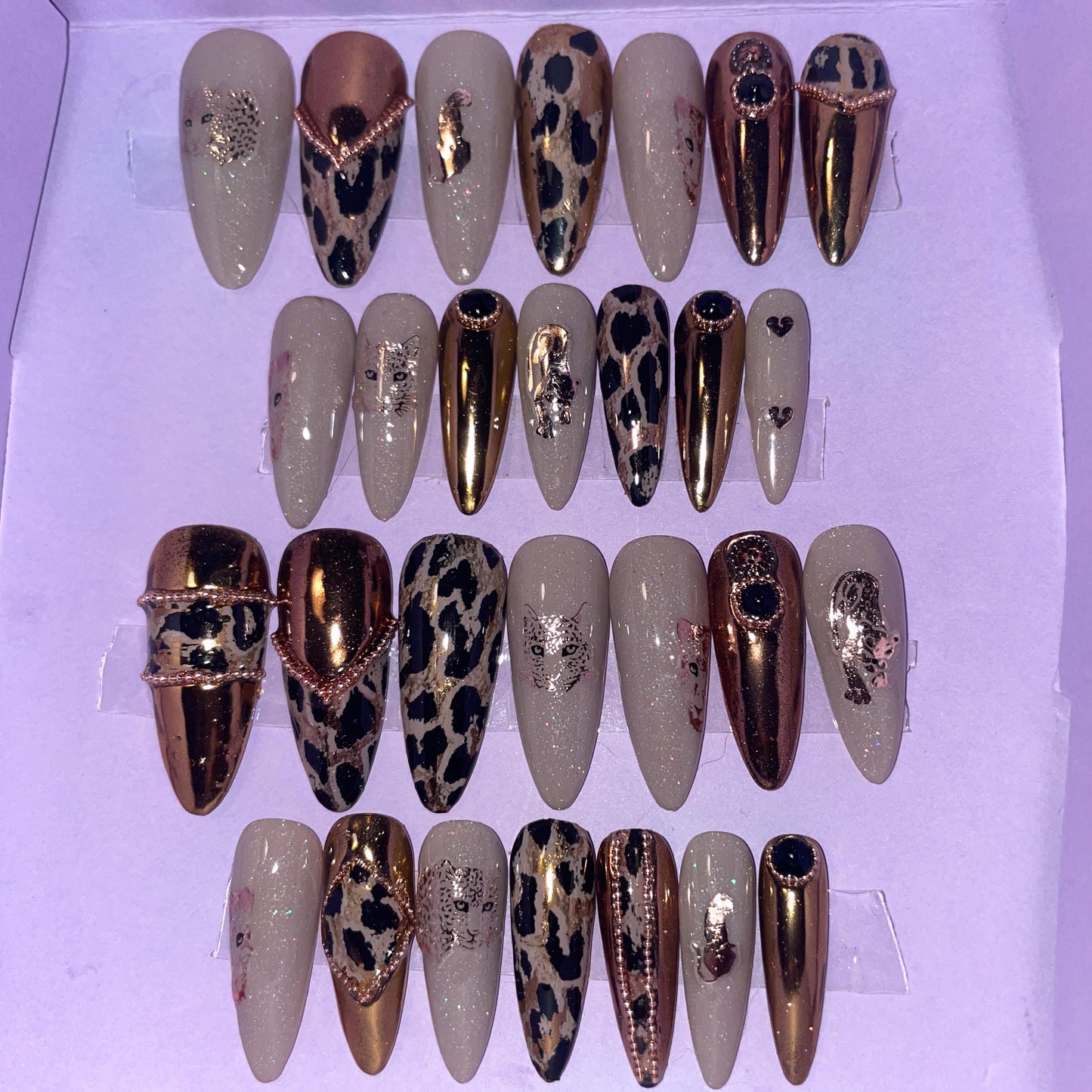 Léopards et cuivre miroir, perles et strass. Kit toutes tailles incluses. Réutilisables, Press-on nails, faux ongles. Finition brillante.