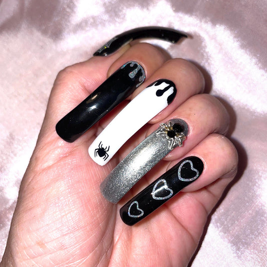 20 pièces. Noir, argent et blanc. Toile, araignée, paillettes. Tailles 0 à 9.Réutilisables, Press-on nails, faux ongles. Finition brillante.