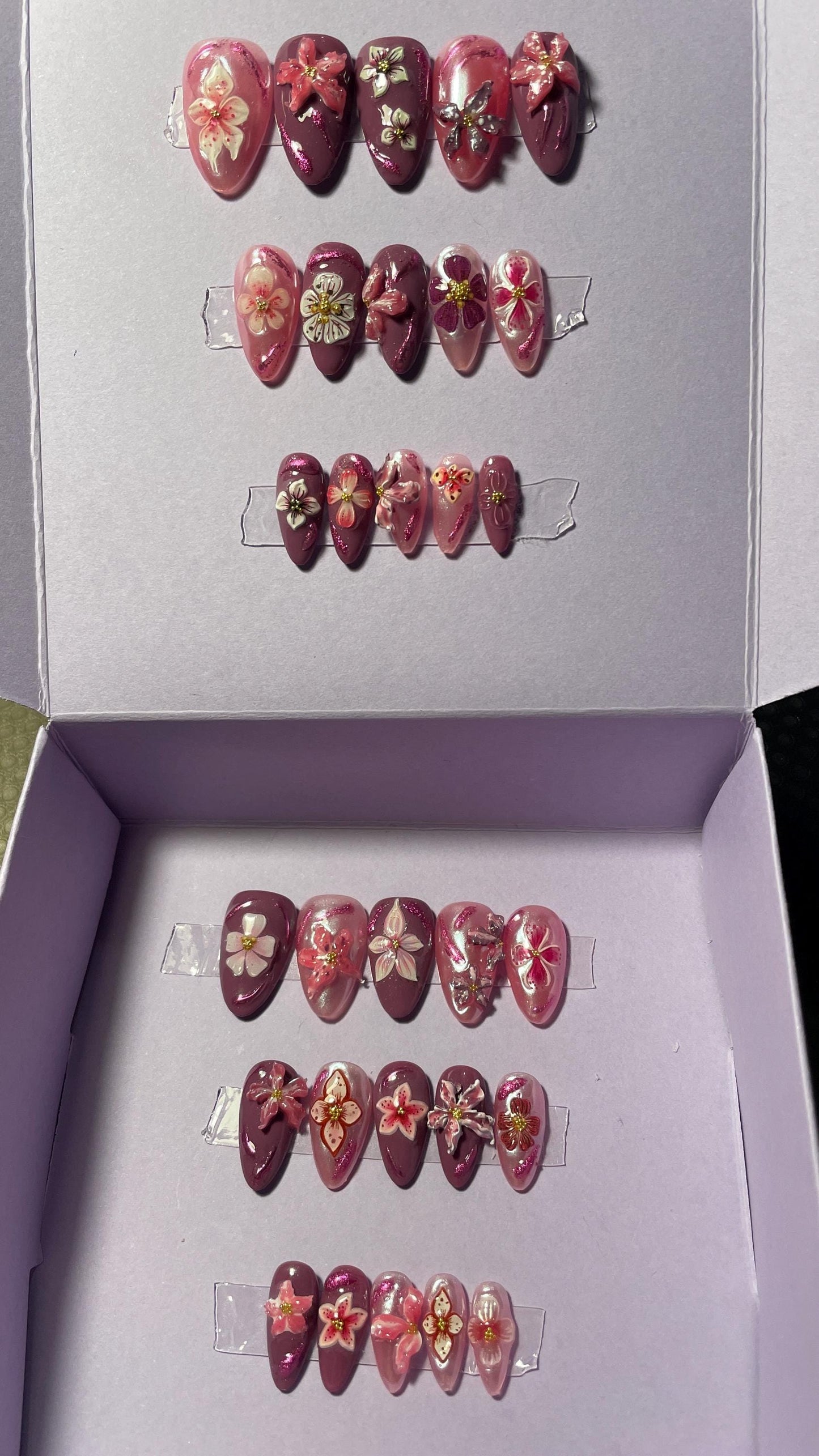 Fleurs, rose et bordeau, en relief, avec perles. Kit toutes tailles incluses. Réutilisables. Press-on nails, faux ongles. Fini brillant
