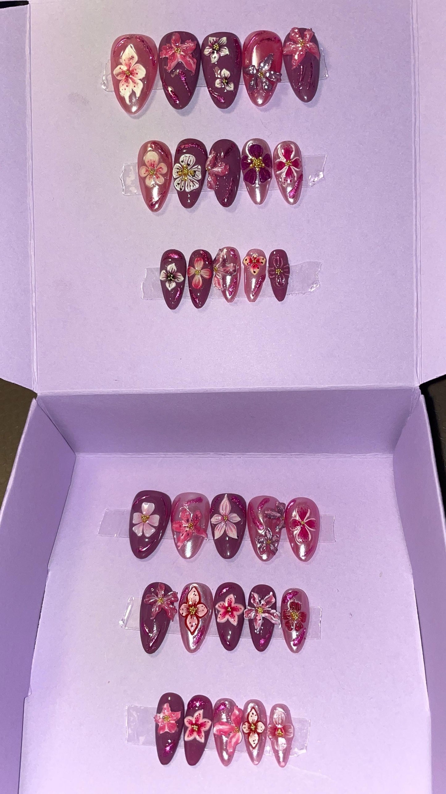 Fleurs, rose et bordeau, en relief, avec perles. Kit toutes tailles incluses. Réutilisables. Press-on nails, faux ongles. Fini brillant