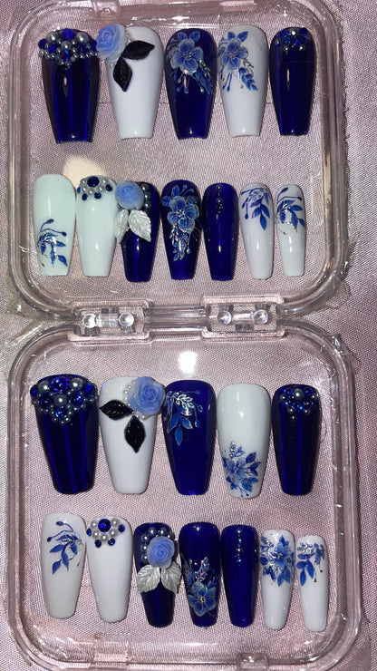 Fleurs bleues, et argent. Bleu jelly et blanc. Kit toutes tailles incluses. Réutilisables. Press-on nails, faux ongles. Finition brillante.