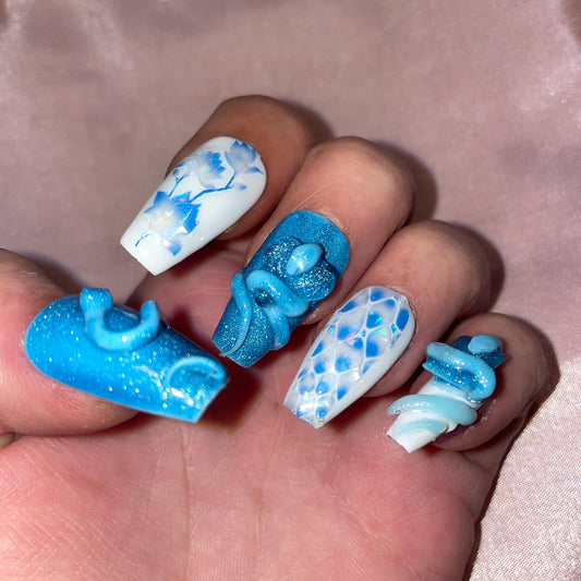 Kit 22 pièces. Serpents holographiques et 3D bleus et blancs. Tailles 0 à 11. Faux ongles, press on nails. Réutilisables. Fini brillant.