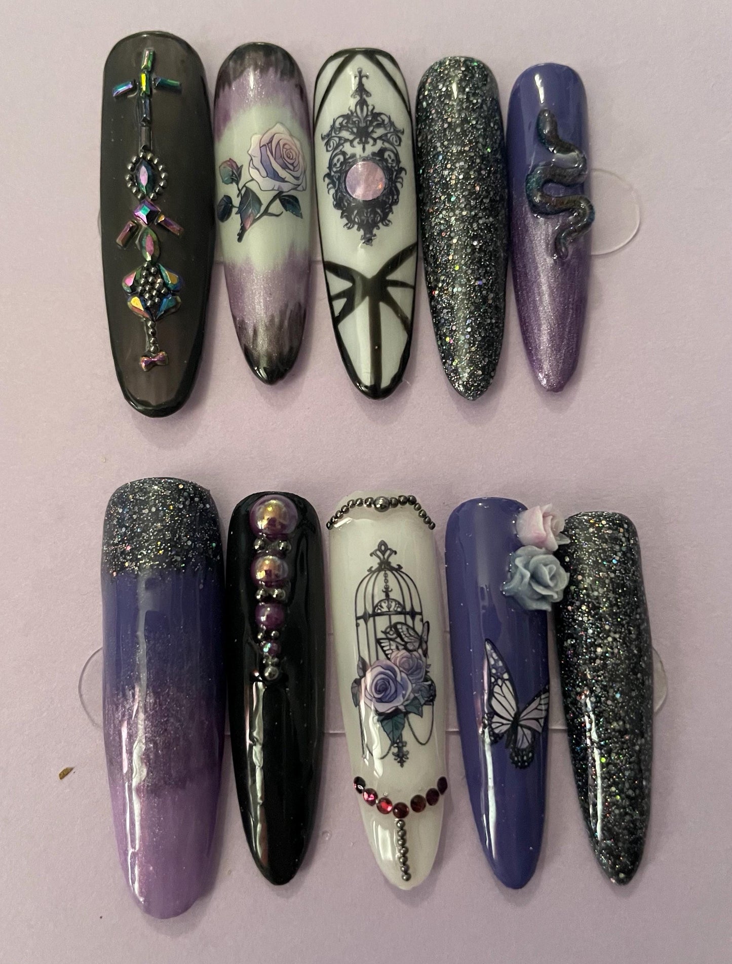 Violet blanc noir. Serpent, strass, fleur, perle. Gothique/Halloween. Réutilisable, Press-on nails, faux ongles. Finition mate et brillante
