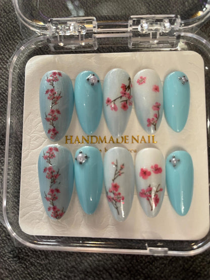 Petites fleurs de cerisier, bleu, blanc, rose avec strass. Réutilisable, Press-on nails, faux ongles. Finition brillante