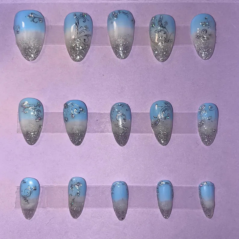 Dégradé bleu, blanc laiteux et argent. Kit toutes tailles incluses. Réutilisables, Press-on nails, faux ongles. Finition brillante