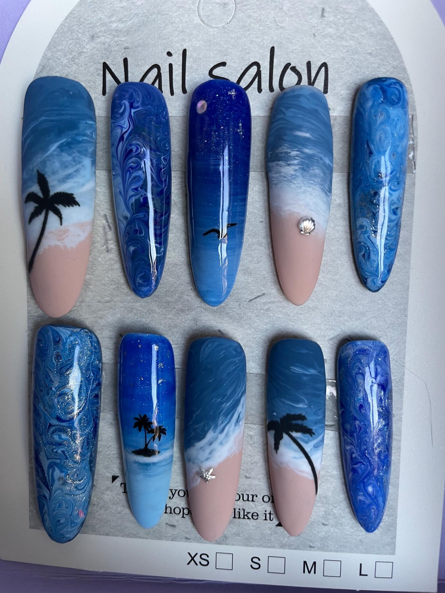 Plage avec palmiers, étoile et coquillage. Réutilisable, Press-on nails, faux ongles. Finition mate et brillante.