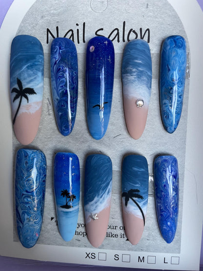 Plage avec palmiers, étoile et coquillage. Réutilisable, Press-on nails, faux ongles. Finition mate et brillante.