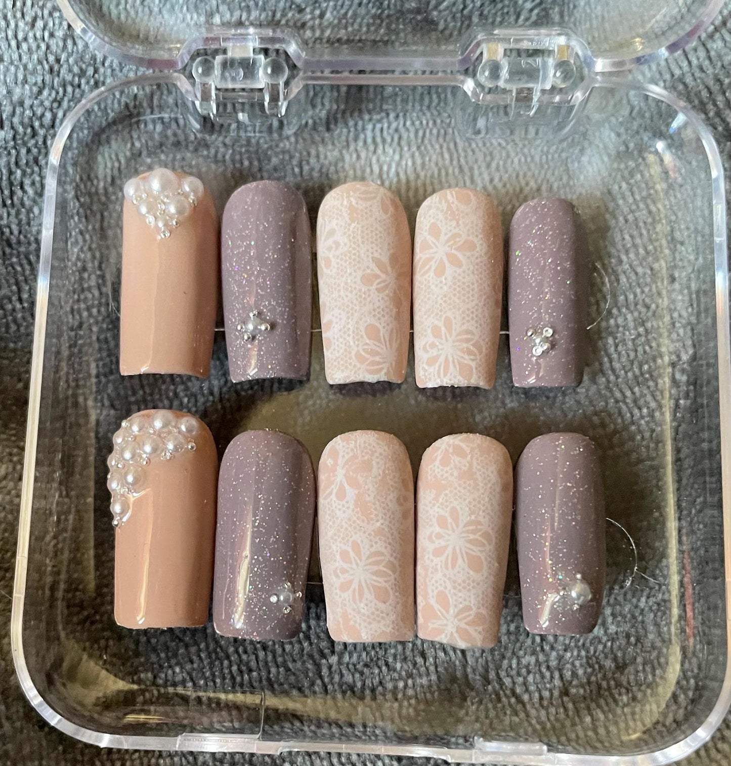 Dentelle nude, marron et blanc avec perles, paillettes. Faux ongles, press on nails. Réutilisables. Finition mate