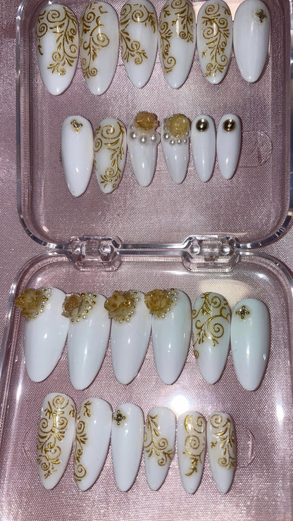 Blanc et doré, fleurs, perles et strass. Kit toutes tailles incluses. Réutilisables, Press-on nails, faux ongles,  Finition brillante.