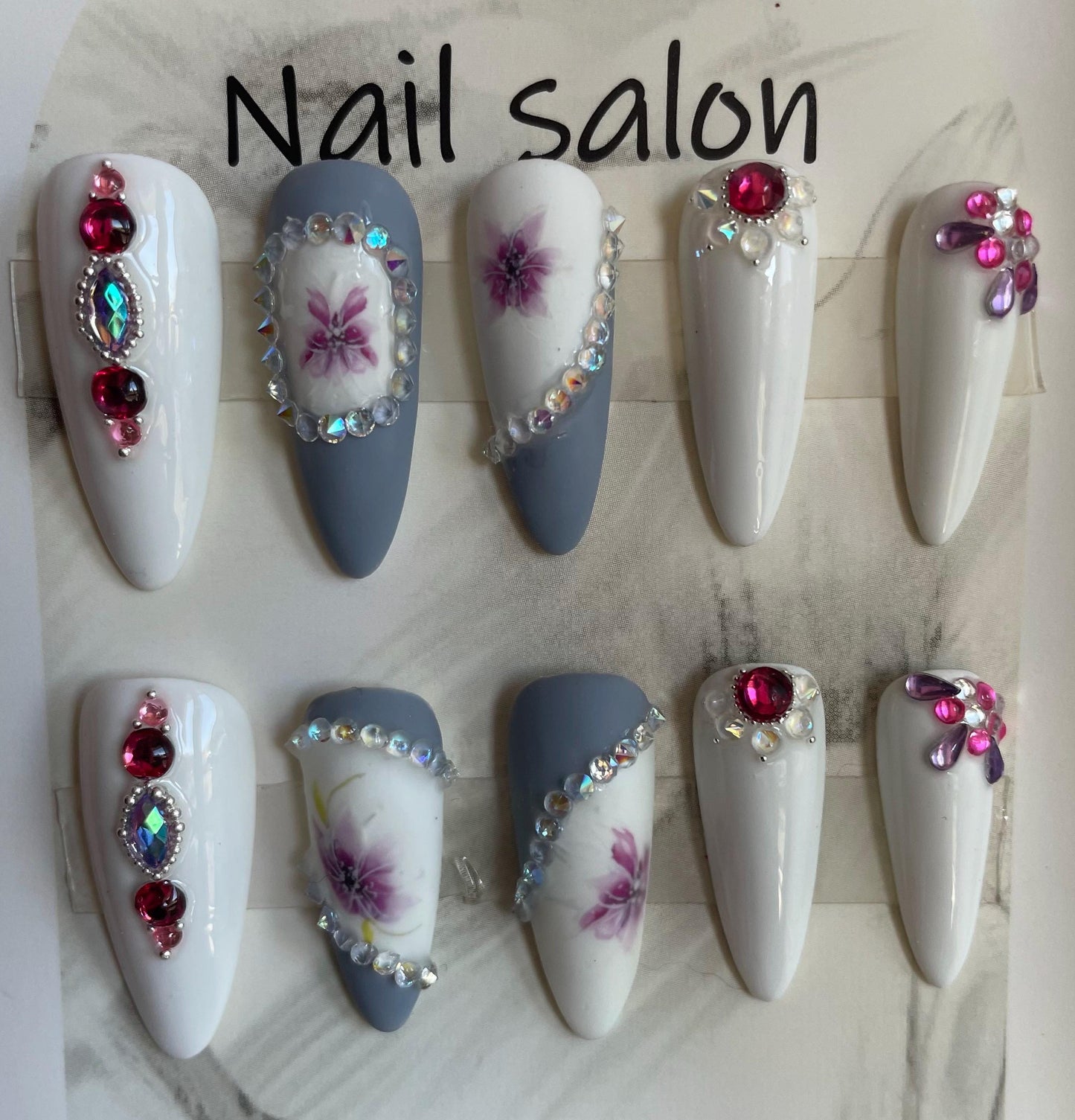 Prêt à expédier. Fleurs violet, gris, et blanc avec strass. Réutilisables, Press-on nails, faux ongles. Finition mate et brillante