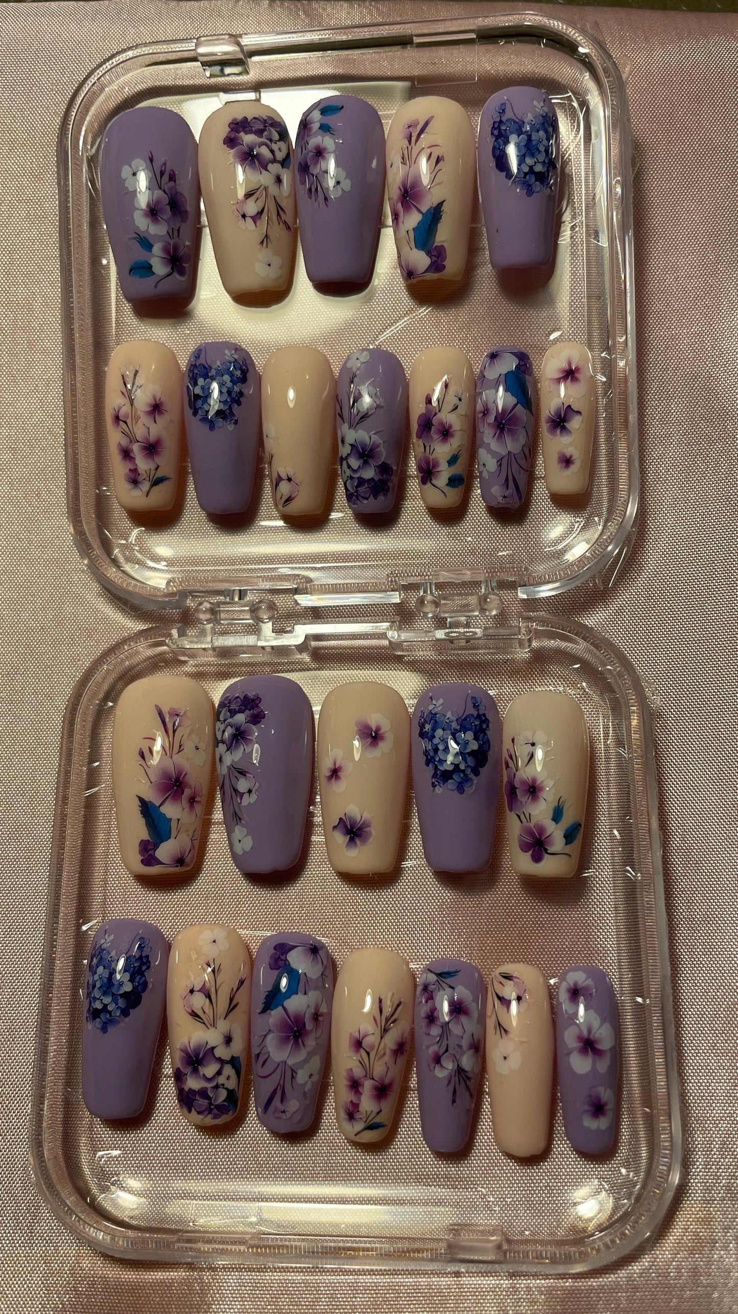 Violet et orange pastels avec fleurs violettes. Kit complet toutes tailles incluses. Faux ongles, press on nails. Réutilisables. Finition brillante