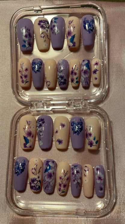 Violet et orange pastels avec fleurs violettes. Kit complet toutes tailles incluses. Faux ongles, press on nails. Réutilisables. Finition brillante