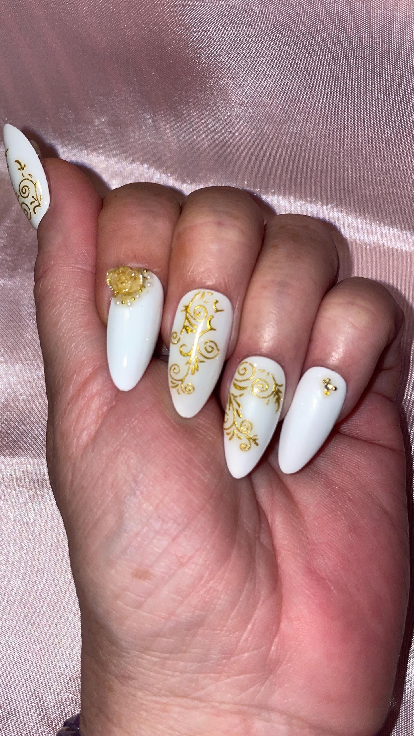 Blanc et doré, fleurs, perles et strass. Kit toutes tailles incluses. Réutilisables, Press-on nails, faux ongles,  Finition brillante.